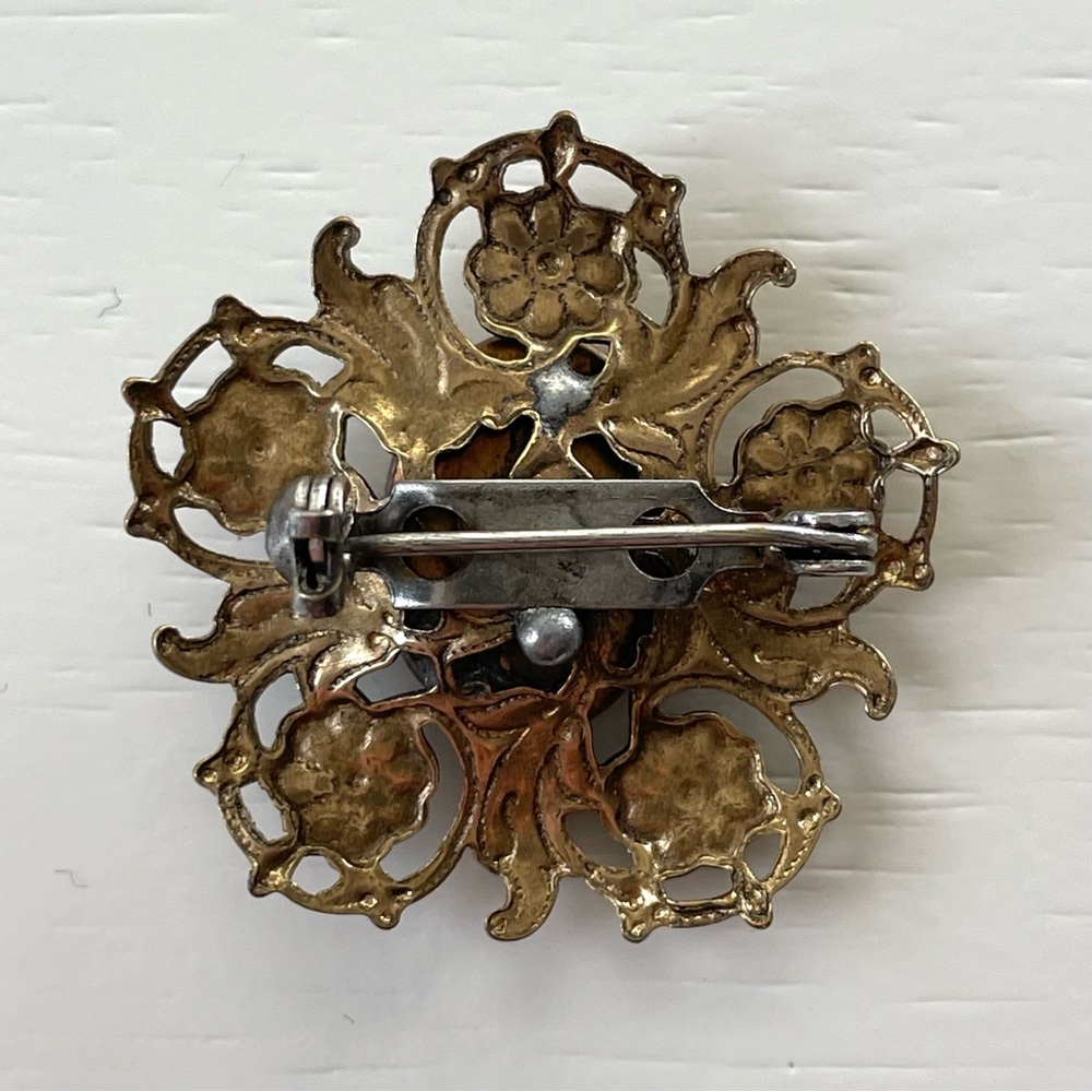 Vintage/antique cameo brooch pin goldtone floral setting romantic cottagecore - Picture 7 of 11